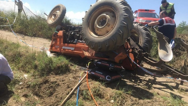 Devrilen traktörün altında kalan sürücü öldü