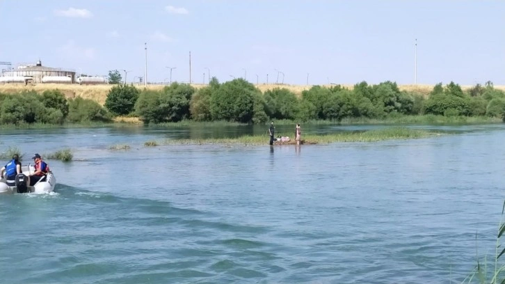 Dicle Nehri'ndeki adacıkta mahsur kalan aile kurtarıldı