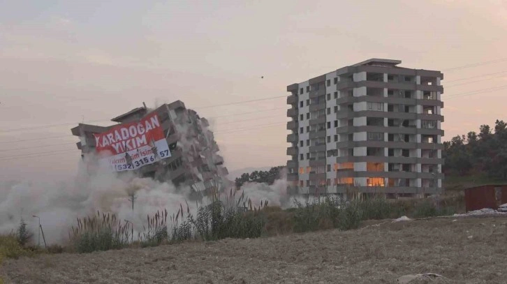 Dinamitle patlatılan 10 katlı 2 bina aynı anda yerle bir oldu