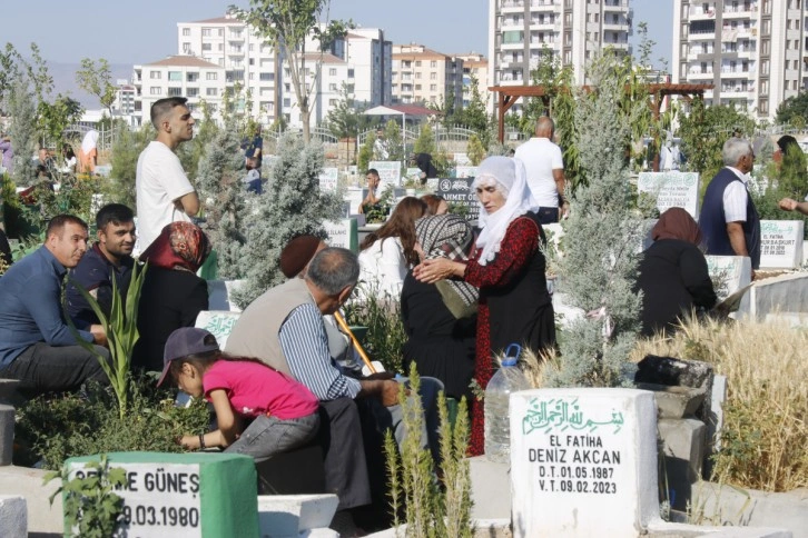 Diyarbakır’da depremzedeler gözyaşları içinde yakınlarının mezarına gitti