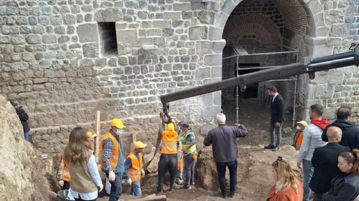 Diyarbakır'da ilk kez bulundu. 2 metre 24 santimetre uzunluğunda. Vinçle çıkarıldı