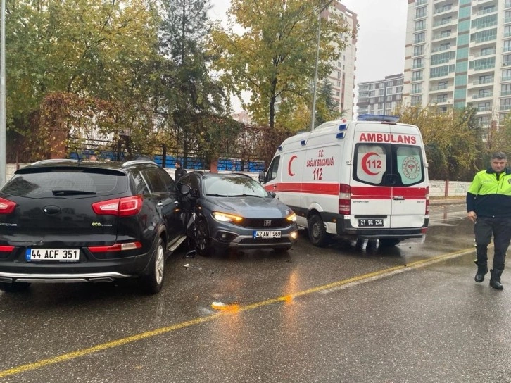 Diyarbakır’da kavşağa kontrolsüz giren iki otomobil çarpıştı: 1 yaralı