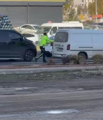 Diyarbakır’da trafik polisi, aracı arızalanan sürücüye yardım etti