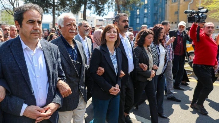 Diyarbakırlı DEM Partili başkanlardan tabela bölücülüğü