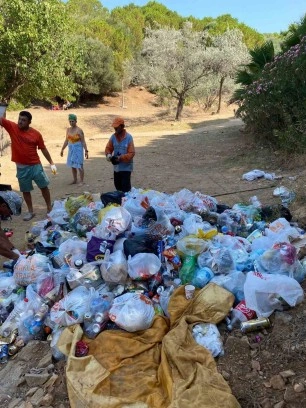 Doğal plaj adeta çöplüğe döndü: Yüzlerce torba çöp toplandı