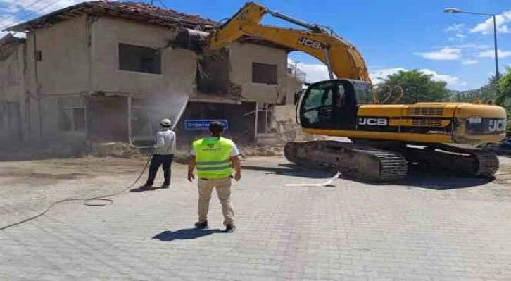 Doğanşehir’de ağır hasarlı binaların yıkımı sürüyor