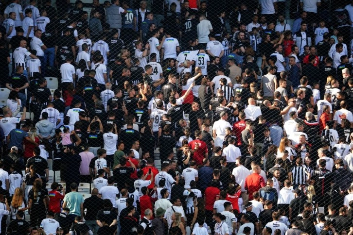 Dolmabahçe’de Beşiktaş taraftarından sessiz protesto