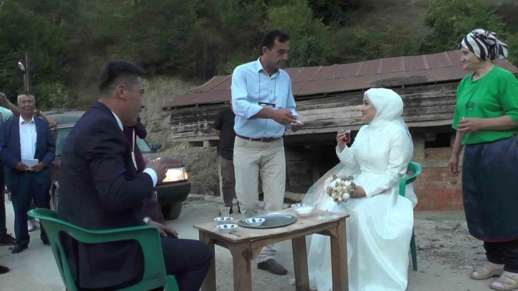 Düğün konvoyunun önü bu sefer damat ve geline bahşiş vermek için kesildi