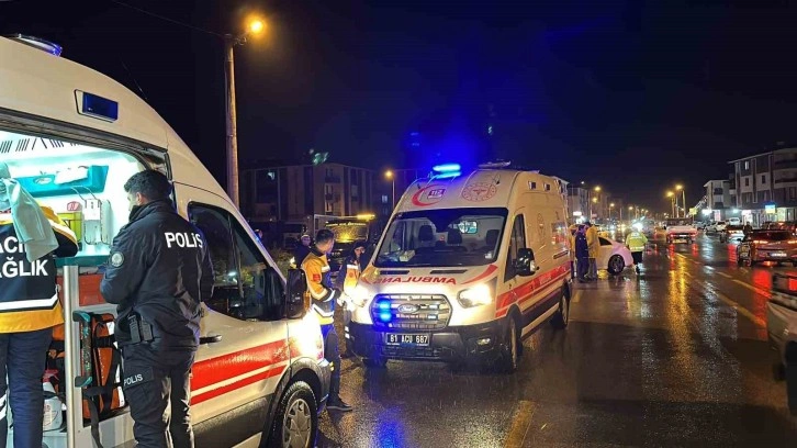 Düzce’de lüks otomobil pikapla çarpıştı: 1’i çocuk 5 yaralı