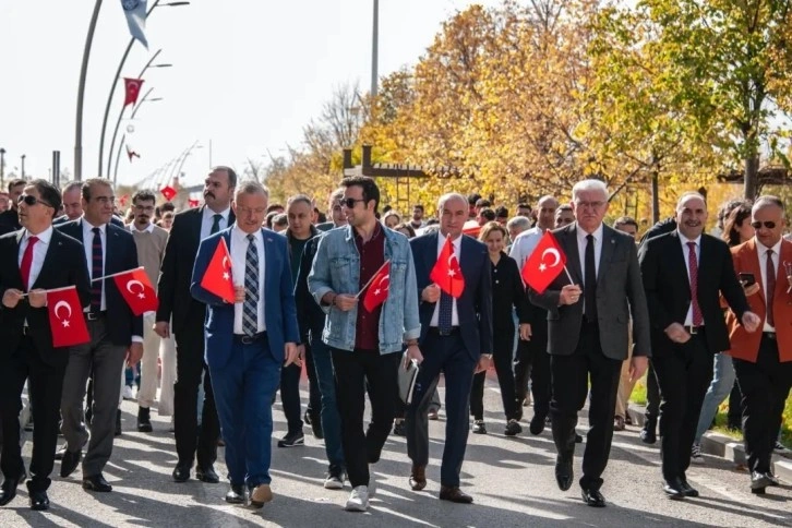 EBYÜ’de Cumhuriyet yürüyüşü gerçekleştirildi