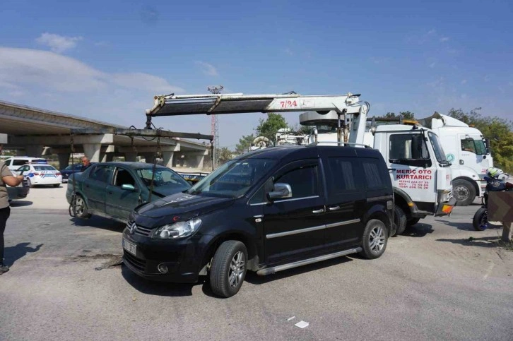 Edirne’de 2 otomobil çarpıştı, 3 kişi yaralandı