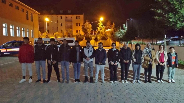 Edirne'de durdurulan bir araçtan 13 düzensiz göçmen çıktı