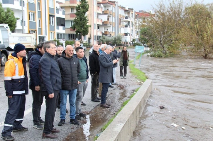 Edremit’te şiddetli yağış sonrası belediye ekipleri sahada