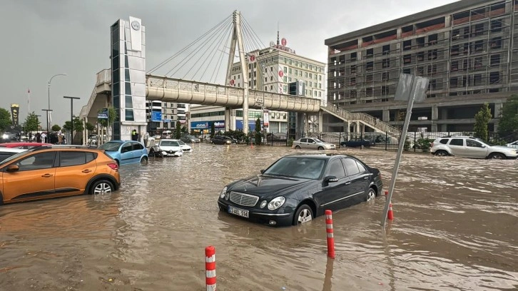 Elazığ dolu ve sağanağa teslim oldu