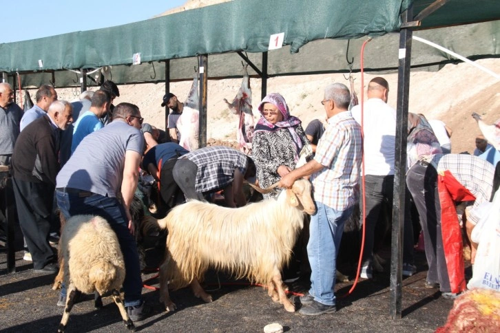 Elazığ’da bayram namazından çıkan vatandaşlar, kurbanlarını kesti