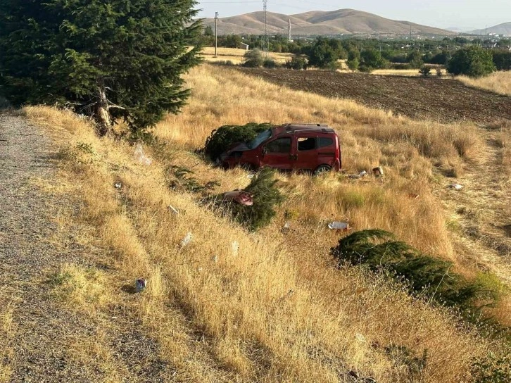 Elazığ’da hafif ticari araç şarampole uçtu: 1 ölü, 4 yaralı