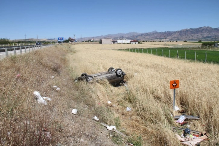 Elazığ’da otomobil şarampole uçup ters döndü: 6 yaralı