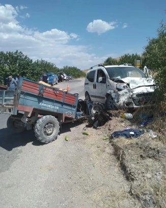 Elazığ’da römorklu çapa makinesi ile hafif ticari araç çarpıştı: 2 yaralı