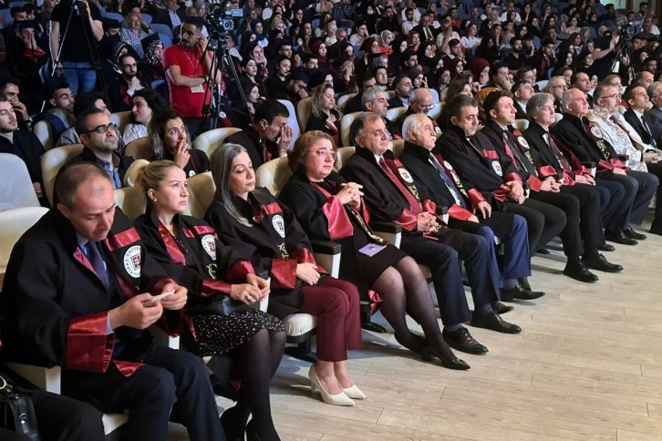 Elazığ’daki mezuniyet töreninde gözyaşları sel oldu