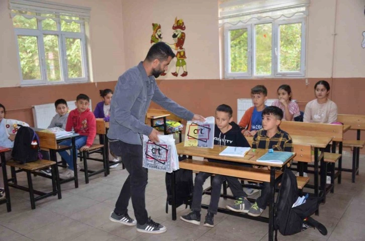 Elazığ’dan Beytüşşebaplı öğrencilere kırtasiye yardımı