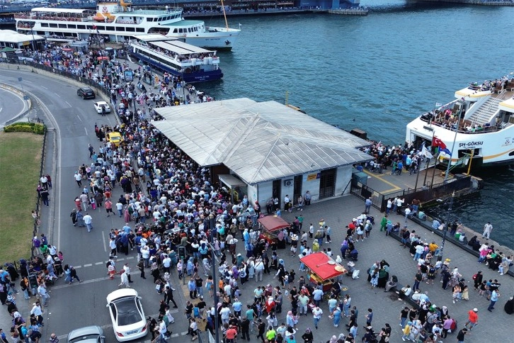 Eminönü'nde bayram nedeniyle oluşan insan seli havadan görüntülendi