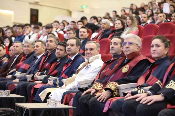 ERÜ’de tıp öğrenimine başlayan öğrenciler törenle önlük giydi