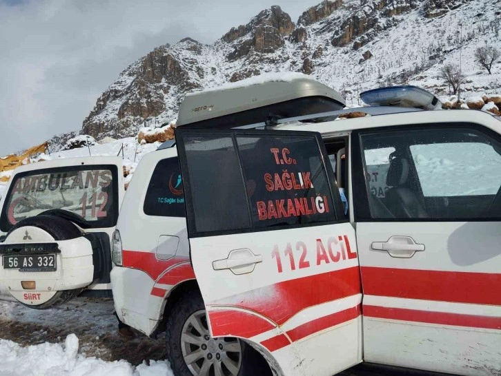 Eruh’ta kardan mahsur kalan hasta çift, sağlık ekiplerine teslim edildi