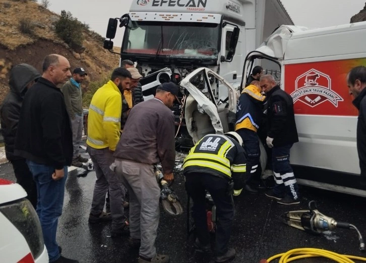 Erzincan’da trafik kazası: 1 ölü, 2 ağır yaralı