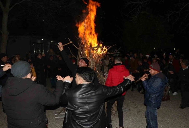 Erzincan’da yakılan ateşin başında havai fişek gösterisi eşliğinde halaylarla 2024’e girildi