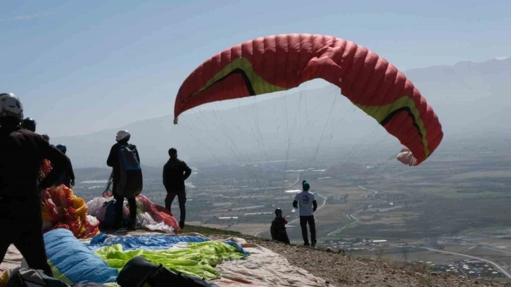 Erzincan’da yamaç paraşütü heyecanı sürüyor