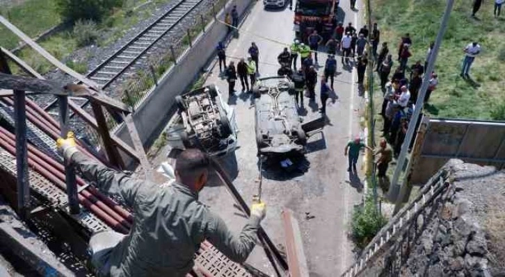 Erzurum’da iki araç köprüden uçtu, can pazarı yaşandı