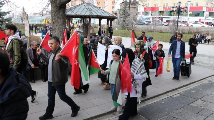 Erzurum'da sağlıkçılar Gazze için sessiz yürüyüş gerçekleştirdi