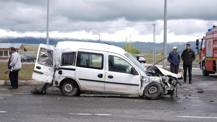 Erzurum'da tır ile hafif ticari araç çarpıştı: 4 kişi yaralandı