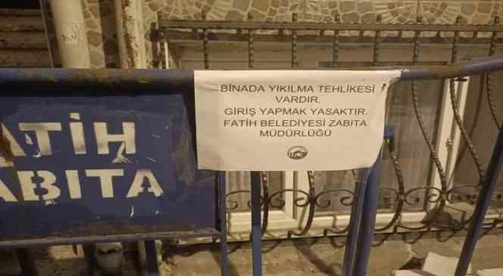 Fatih’te inşaat temeli kazılırken hasar gören bina boşaltıldı