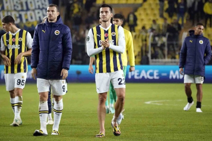 Fenerbahçe ve tribünlerden Umut Nayir’e destek