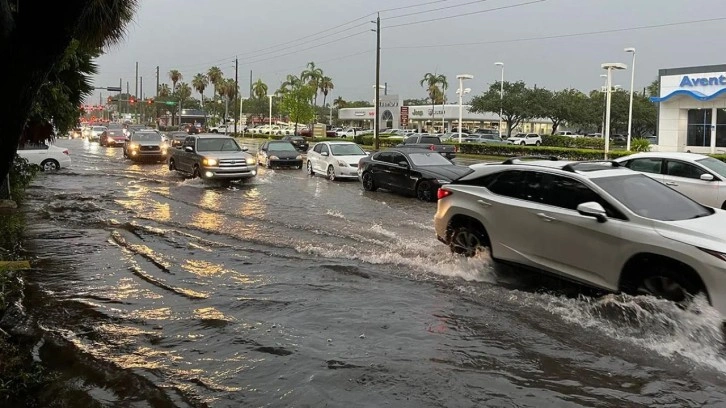 Florida eyaletinde etkili olan seller nedeniyle "acil durum" ilan edildi