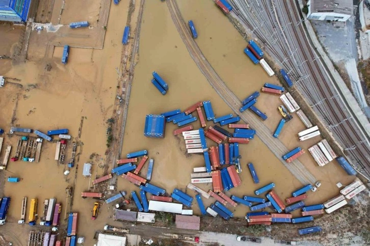 Fotoğraflarla göle dönen Halkalı Tren Garı