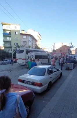 Freni boşalan otobüs park halindeki 4 araca çarptı: 2 yaralı