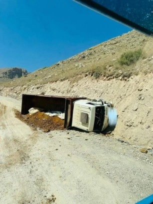 Freni patlayan maden yüklü kamyon devrildi: 1 yaralı