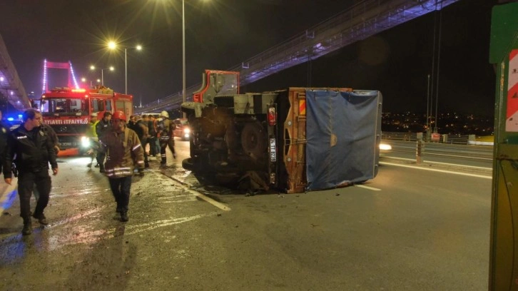 FSM Köprüsü'nde, otomobil ile çarpışan kamyon devrildi: 2 yaralı