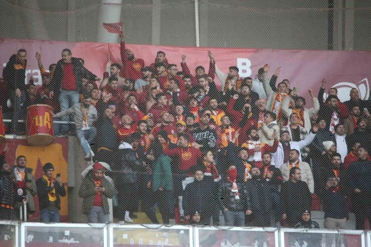 Galatasaraylı taraftarlar takımını yalnız bırakmadı