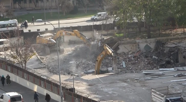 Gaziantep'te depremde ağır hasar alan emniyet ek binasının yıkımına başlandı