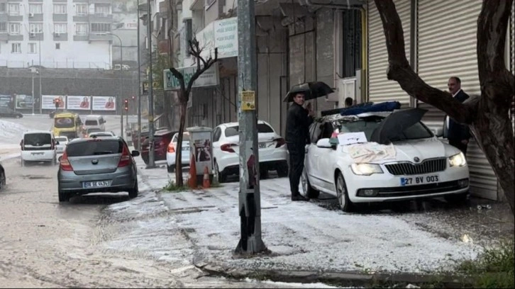 Gaziantep'te dolu sürücülere ve yayalara zor anlar yaşattı