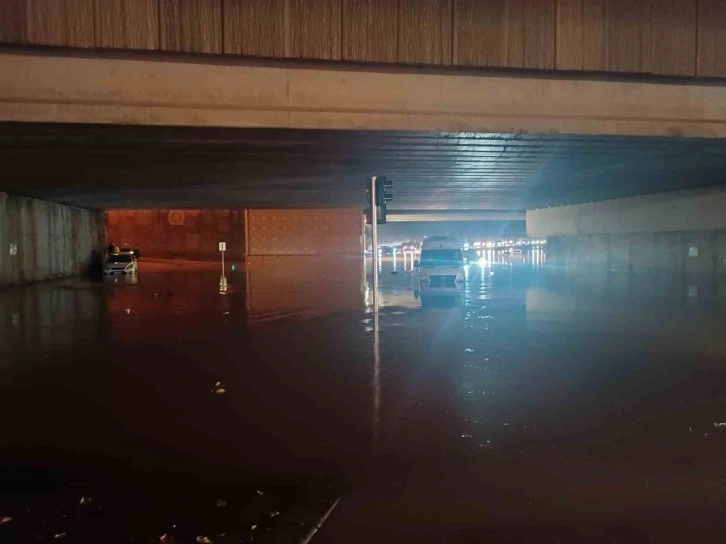 Gaziantep’te sağanak hayatı felç etti