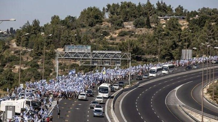 Gazze'deki İsrailli esirlerin yakınları Tel Aviv-Kudüs otoyolunu kapattı