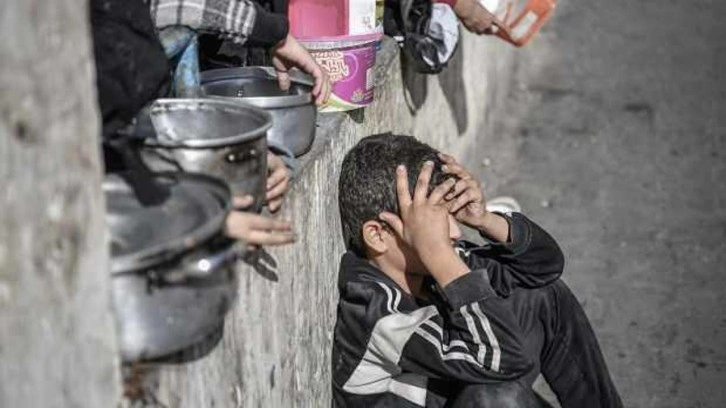 Gazze'nin kuzeyinde, açlıktan hayvan yemi yemek zorunda kalan çocuklar zehirleniyor