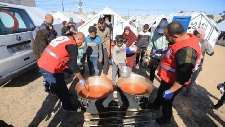 Gazze'ye yardım taşıyan Türk Kızılayın gemisi Mısır'da