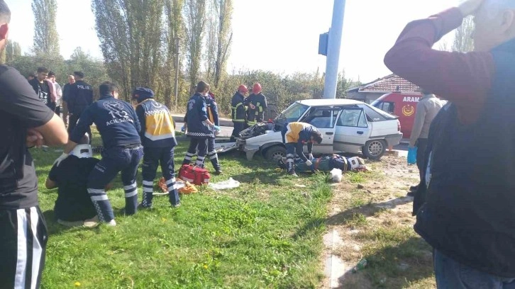 Gediz’de iki otomobil çarpıştı: 3 yaralı