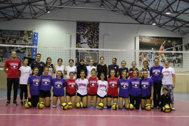 Genç voleybolcular, Filenin Sultanları’nı örnek alıyor