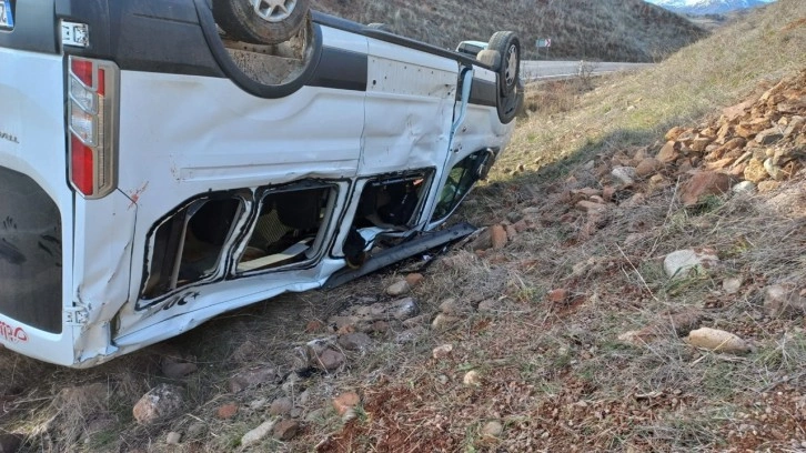 Giresun'da facia kıl payı atlatıldı. Öğrenci servisi şarampole devrildi. 11 kişi yaralandı